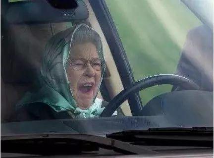 英国老太太91岁了，70多年来一直是无证驾驶，97岁丈夫也爱开车