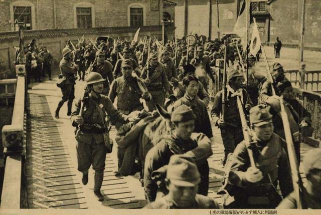二战结束时日本天皇要投降，陆军军队涌入皇宫中，皇宫外一片惨烈