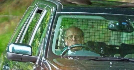 英国老太太91岁了，70多年来一直是无证驾驶，97岁丈夫也爱开车